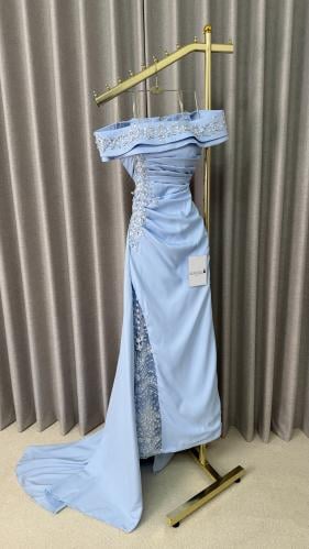 فستان سهرة سماوي مرصعة بالكريستال وفتحة جانبية مطر...