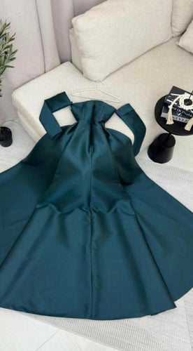 سهرة ميكادو أخضر غامق بأكتاف ساقطه وتفاصيل لؤلؤية...