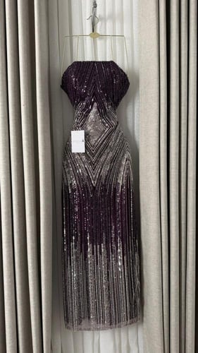 فستان سهرة بنفسجي داكن مع تطريز فضي