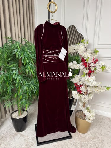 فستان مخمل. حبل كريستال