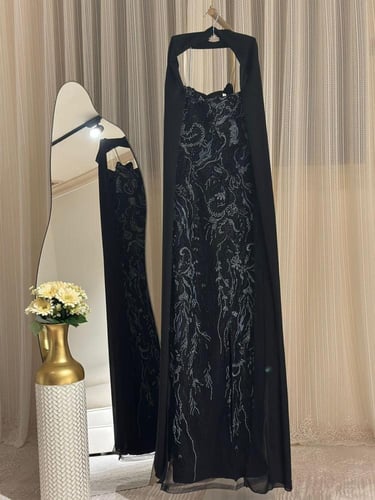 فستان سهرة أسود توب مطرز مع شال