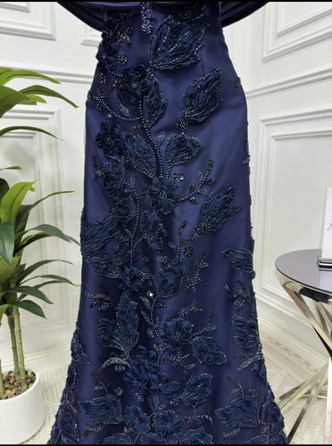 سهرة كحلي بتطريز فاخر وكاب مطوي مروحي فخم