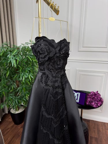 سهرة ميكادو أسود راقي بتطريز ورود لامع وقصّة ذيل و...