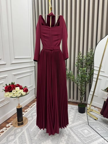 ناعم ميكادو عنابي بأكمام طويلة وقصة صدر جذابة مع ت...