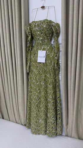 فستان سهره أوف شولدر زيتوني مطرز بالكامل بترتر