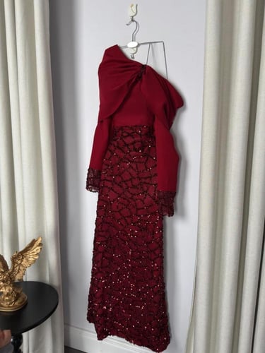 فستان ميدي بكتف منسدل وتطريز ترتر