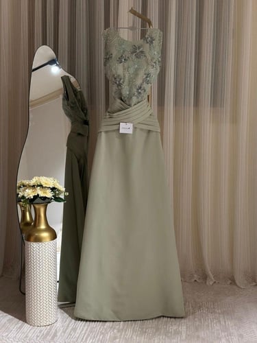 فستان سهره زيتي فاتح طويل بتفاصيل مطرزه وذيل انسيا...