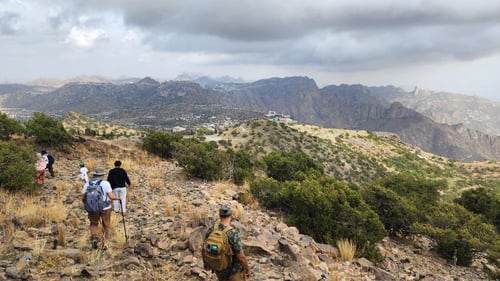 رحلة بين الصدفين