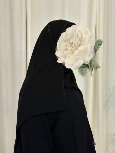 طرحة بطرف مطرز