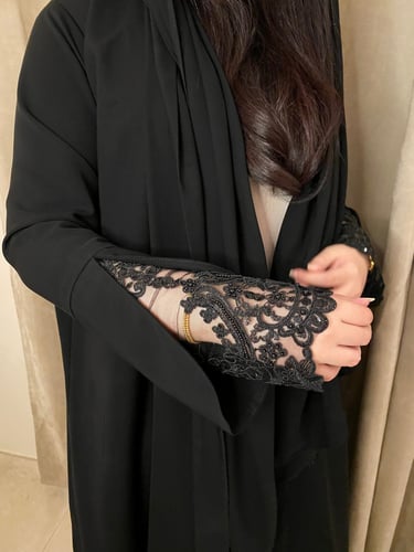 عباية كريب اسود x دانتيل بتطريز