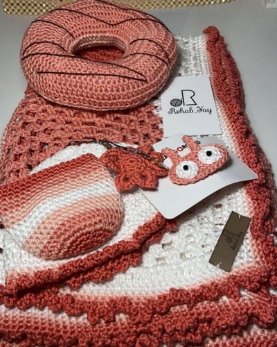 طقم كروشيه للبيبي مكون من ( مفرش - خدادية - بيت رض...
