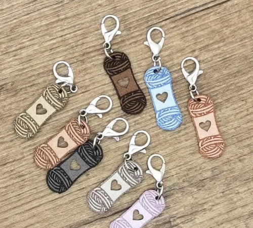 علاقة مفاتيح بشكل بكرة خيط – لمسة كروشيهية من القل...