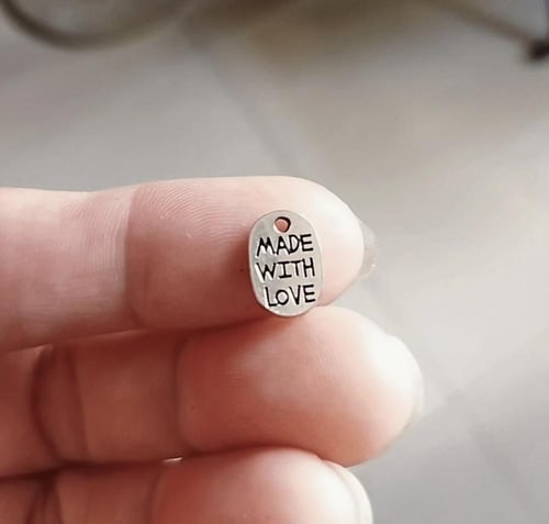 لوجو معدني بـ3 اشكال عشوائية 12 حبة