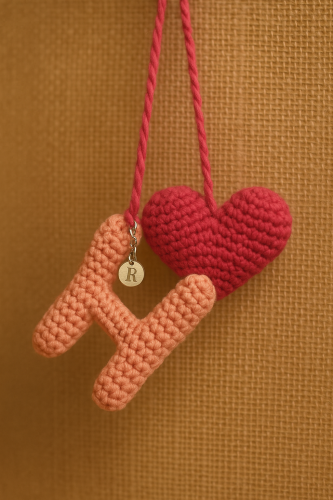 ميدالية كروشيه بحرف وحب