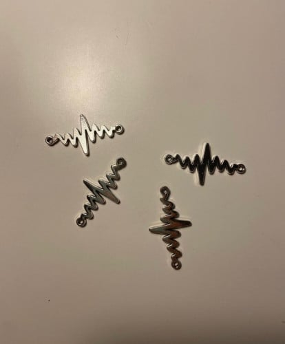 تعليقة باللون الفضي