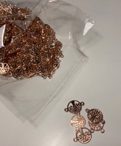 تعليقة باللون النحاسي