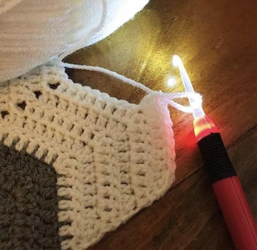 سنارة كروشيه مضيئة LED – بمقبض مريح