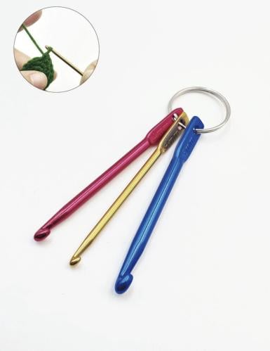 ميدالية مفاتيح وحقائب على شكل إبر كروشيه