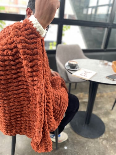 بطانية بفتحة رقبة وأكمام 130*150 بخيوط بوفي