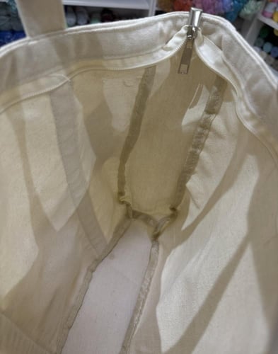 توت باق لمسة عملية بهوية فريدة مع اضافة سحّاب بجود...