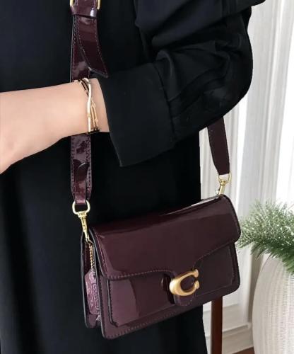 شنطة كوتش شنطة كوتش تابي عنابي غامق لامع 26سم