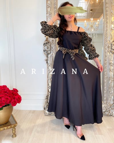 فستان اسود بتطريز ذهبي