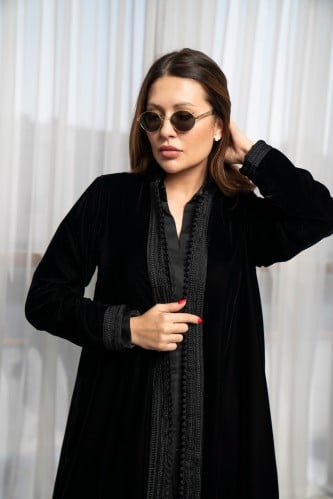 عباية مخمل بطراز مغربي