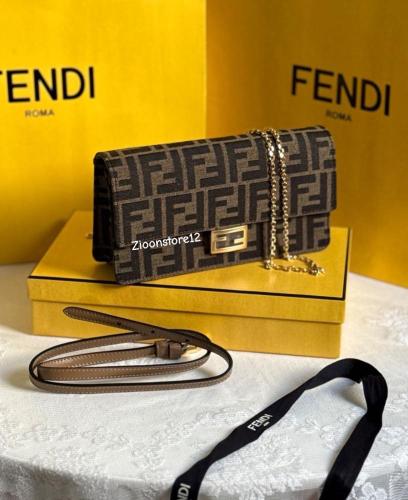 Fendi بحزامين