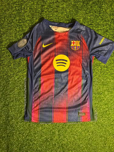 تيشيرت برشلونة الاساسي 2026 - فئة اللاعبين