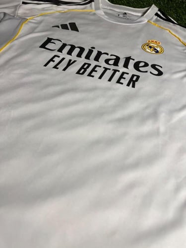 طقم ريال مدريد الأساسي موسم 2025/2026