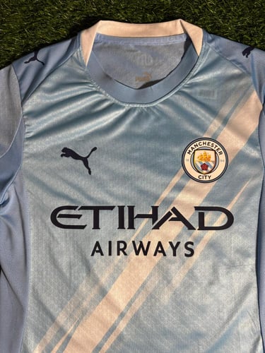 تيشيرت مانشستر سيتي الأساسي 2025/2026 – فئة اللاعب...