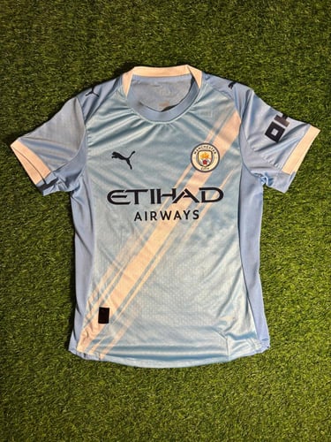 تيشيرت مانشستر سيتي الأساسي 2025/2026 – فئة اللاعب...