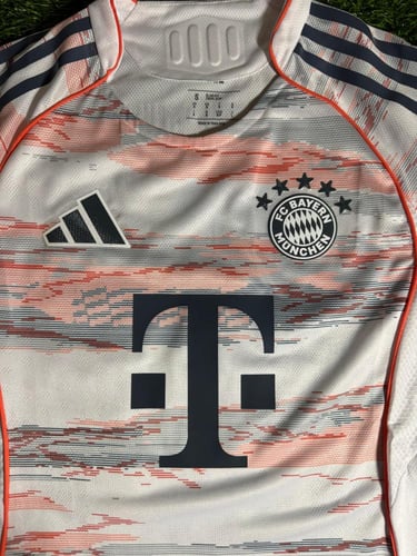 تيشيرت بايرن ميونخ الابيض 2026 - فئة اللاعبين