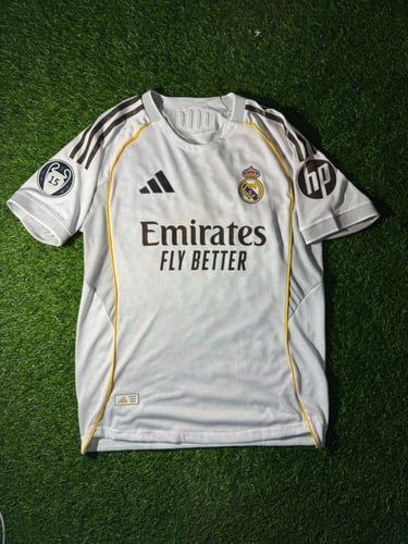 تيشيرت ريال مدريد الأساسي 2026/2025 – فئة اللاعبين