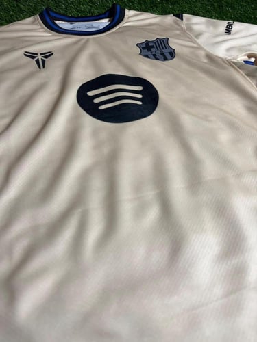 طقم نادي برشلونة الثالث موسم 2025/2026 – اللون بيج