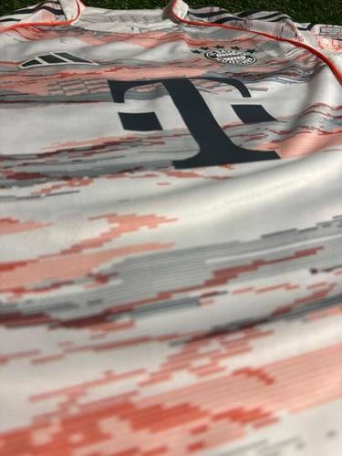 تيشيرت بايرن ميونخ الابيض 2026 - فئة اللاعبين