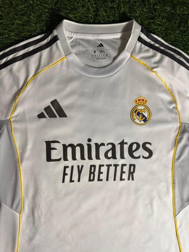 طقم ريال مدريد الأساسي موسم 2025/2026