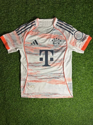 تيشيرت بايرن ميونخ الابيض 2026 - فئة اللاعبين