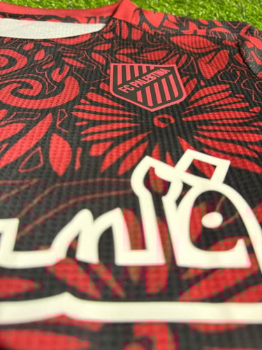 تيشيرت فلسطين إصدار خاص – تصميم تراثي أحمر وأسود