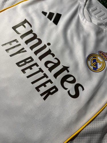 تيشيرت ريال مدريد الأساسي 2026/2025 – فئة اللاعبين