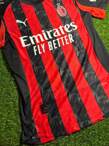 تيشيرت أي سي ميلان الأساسي 2025-2026 فئة اللاعبين