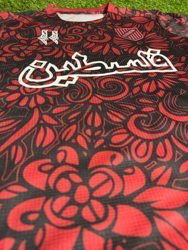 تيشيرت فلسطين إصدار خاص – تصميم تراثي أحمر وأسود