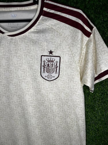 طقم إسبانيا الثاني 2026 فئة جمهور