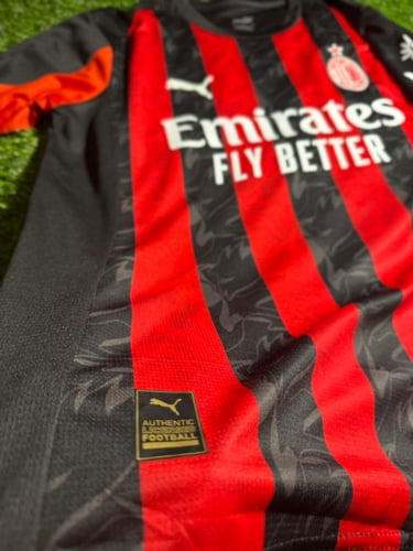 طقم إي سي ميلان الأساسي 2026/2025 - فئة الجمهور