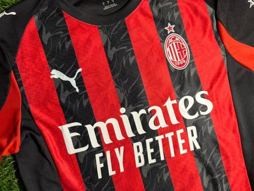 تيشيرت أي سي ميلان الأساسي 2025-2026 فئة اللاعبين