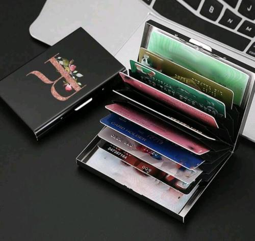 محفظة معدنية حرف R