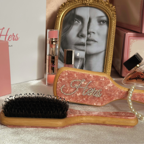 Her Magical Hairbrush | فرشاة الشعر السحرية
