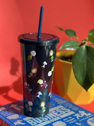 كوب سنوبي مع مصاص