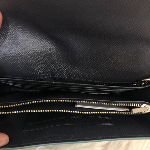 شنطه صغيرة ممكن تكون كلتش أو محفظه مع ميدالية نحوم