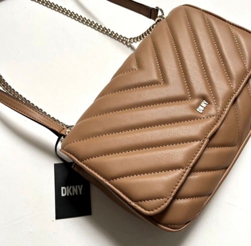 Dkny شنطه لون جملي فاتح تلبس كتف او كروس السير معد...